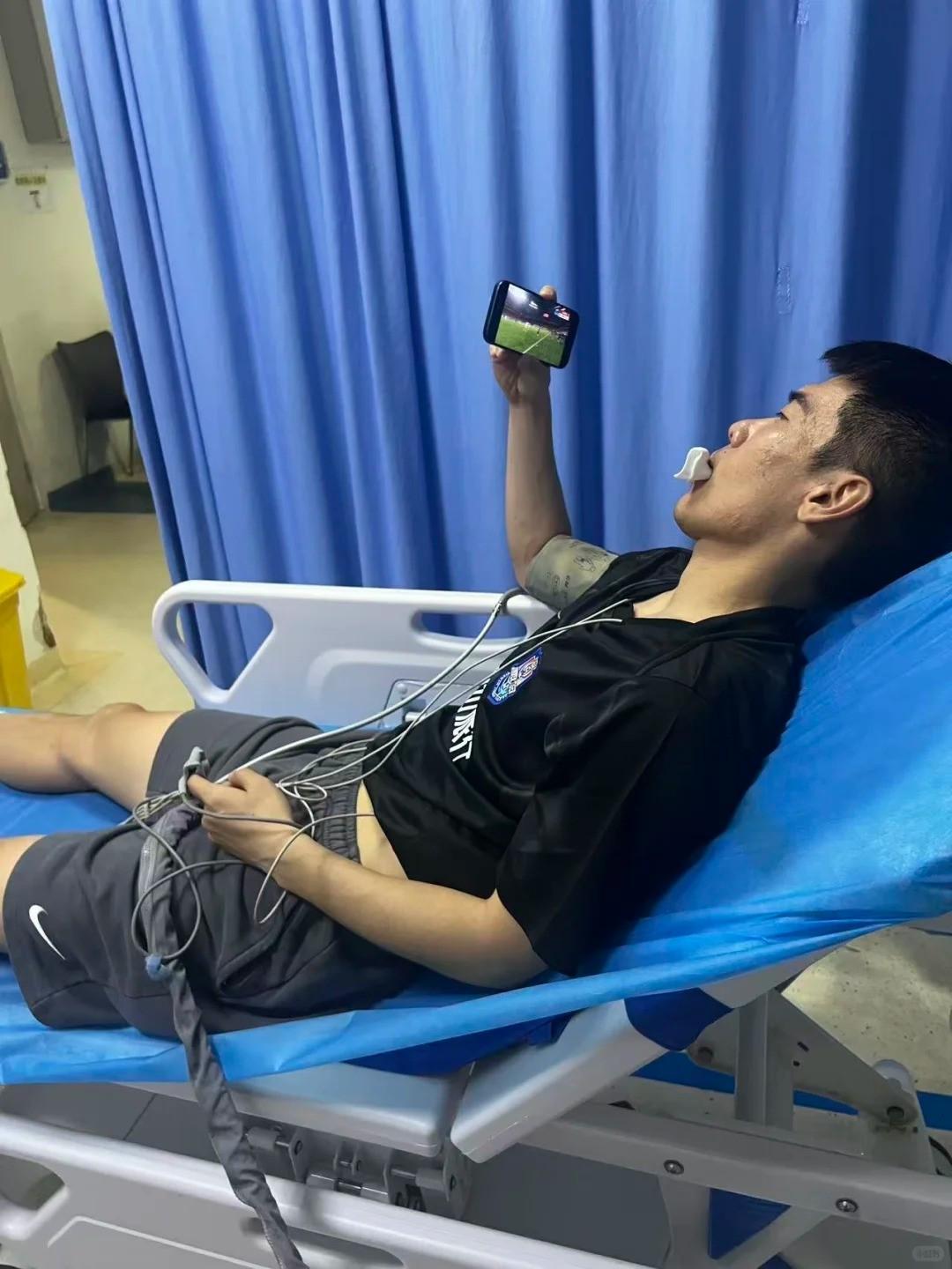 王秋明比赛中被撞掉两颗门牙，在医院治疗时仍关注比赛